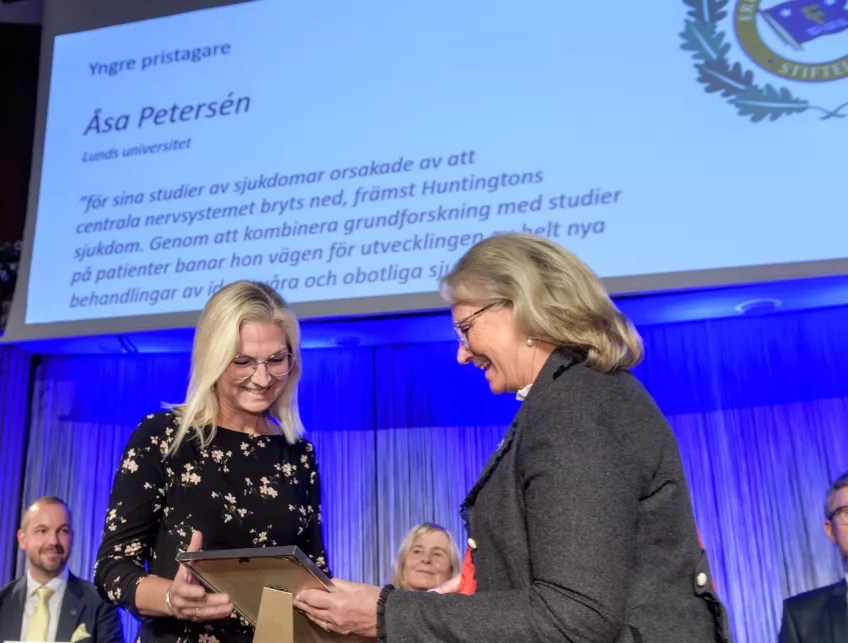 Photo of Dr. Elisabeth Edholm Fernström handing over the award to Åsa Petersén.